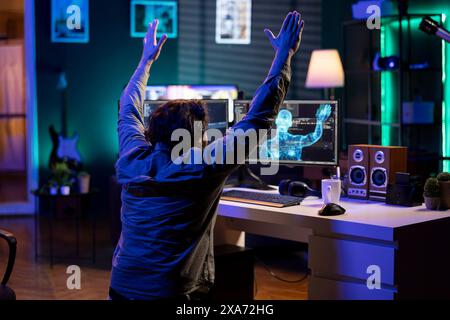 Superintelligenza deviante che schiavizza il programmatore, costringendolo ad abbassarsi. Intelligenza artificiale malvagia che possiede un ingegnere del software, che lo fa fare gesti adoranti, che trema l'umanità Foto Stock