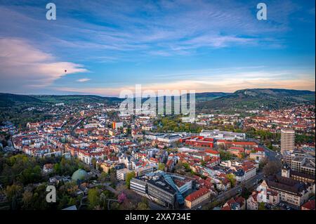 Vista sulla città di Jena con il Kernberge sullo sfondo al tramonto e il cielo blu, Jena, Turingia, Germania Foto Stock