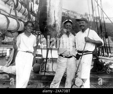 Joe Russell e Ernest Hemingway con un marlin, Havana Harbor, 1932 (giovane a sinistra non identificato). Biblioteca Kennedy Foto Stock