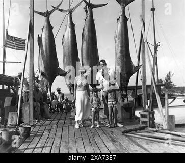 Pauline, Patrick, Ernest, John e Gregory Hemingway con quattro marlini sul molo di Bimini, 20 luglio 1935. Biblioteca Kennedy Foto Stock