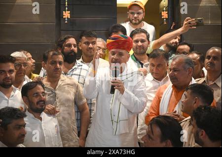 Gurugram, India. 20 febbraio 2034. GURUGRAM, INDIA - 4 GIUGNO: Il candidato del BJP Gurugram alla circoscrizione elettorale, Rao Inderjit Singh, si rivolge ai lavoratori e ai sostenitori dopo il vincitore all'ufficio elettorale del partito Lok Sabha al settore-15, il 4 giugno 2024 a Gurugram, India. (Foto di Parveen Kumar/Hindustan Times/Sipa USA) credito: SIPA USA/Alamy Live News Foto Stock