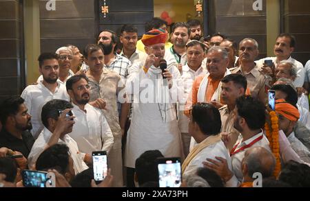 Gurugram, India. 20 febbraio 2034. GURUGRAM, INDIA - 4 GIUGNO: Il candidato del BJP Gurugram alla circoscrizione elettorale, Rao Inderjit Singh, si rivolge ai lavoratori e ai sostenitori dopo il vincitore all'ufficio elettorale del partito Lok Sabha al settore-15, il 4 giugno 2024 a Gurugram, India. (Foto di Parveen Kumar/Hindustan Times/Sipa USA) credito: SIPA USA/Alamy Live News Foto Stock