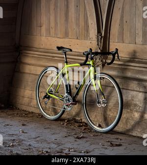 La bici ciclocross Gravel specializzata Crux si appoggia su pareti in legno con archi. Foto Stock