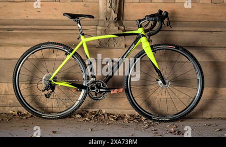 La bici ciclocross Gravel specializzata Crux si appoggia su pareti in legno con archi. Foto Stock