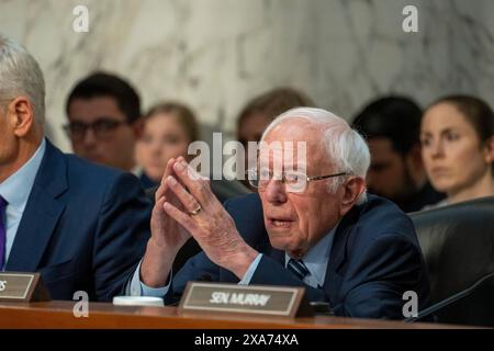 Washington, Stati Uniti. 4 giugno 2024. Il presidente della commissione, il senatore Bernie Sanders i-VT, parla ai testimoni della commissione durante un'audizione della commissione per la salute del Senato su "l'assalto alle libertà delle donne: Come i divieti di aborto hanno creato un incubo sanitario attraverso l'America" a Capitol Hill a Washington, DC, martedì 4 giugno 2024. Foto di Ken Cedeno/UPI credito: UPI/Alamy Live News Foto Stock