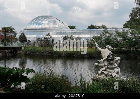 Una scultura in riva a un lago vicino a un edificio a Colonia, in Germania. Foto Stock