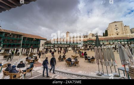 Plaza Mayor di Chinchon è piena di turisti che esplorano il villaggio medievale Foto Stock