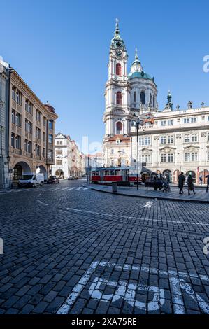 Una piazza della città di fronte agli edifici urbani di Praga, Repubblica Ceca Foto Stock