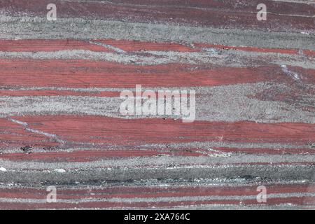 Primo piano, sezione trasversale di ematite jasper dal Canada settentrionale. Strisce rosse e argentate. Foto Stock