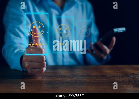 Servizio clienti e soddisfazione, uomo d'affari che dà feedback soddisfazione. Revisione positiva. Sondaggi sulla soddisfazione dei clienti, buon umore, sorriso, b Foto Stock