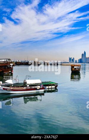 Una vista del golfo persiano con barche ed edifici a Doha, Qatar Foto Stock