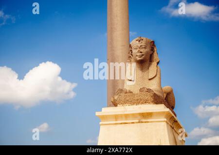 Una statua della colonna di Pompeo ad Alessandria Foto Stock