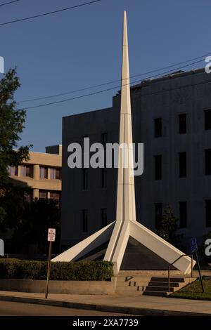 Jackson, Mississippi, Stati Uniti - 23 aprile 2024: La luce del pomeriggio brilla sul tribunale della contea di Hinds. Foto Stock