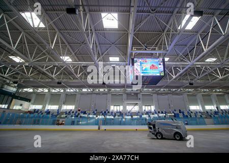 Bucarest, Romania. 4 giugno 2024: Berceni Arena Ice Rink viene presentata in un evento mediatico in occasione dei test tecnici iniziati prima dell'inaugurazione. La pista è stata costruita dal municipio del settore 4 e ospiterà la romena Hockey Supercup il 31 agosto 2024. Crediti: Lucian Alecu/Alamy Live News Foto Stock