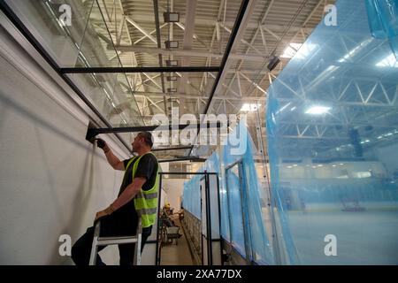 Bucarest, Romania. 4 giugno 2024: Berceni Arena Ice Rink viene presentata in un evento mediatico in occasione dei test tecnici iniziati prima dell'inaugurazione. La pista è stata costruita dal municipio del settore 4 e ospiterà la romena Hockey Supercup il 31 agosto 2024. Crediti: Lucian Alecu/Alamy Live News Foto Stock