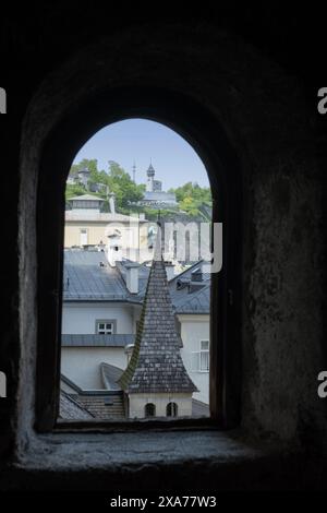 Vista del Museo d'Arte moderna sulla Mönchsberg dalle catacombe, Salisburgo, Austria, Europa Foto Stock