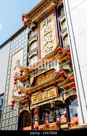 Edificio asiatico dorato con intricate decorazioni in primo piano Foto Stock