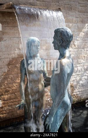 Statue fontane nel giardino per gli amanti nei giardini del Castello Trauttmansdorff, Merano, alto Adige, Italia, Europa Foto Stock