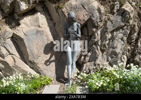 Statua femminile nel giardino per gli amanti nei giardini del Castello Trauttmansdorff, Merano, alto Adige, Italia, Europa Foto Stock