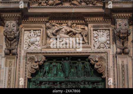 Porte in bronzo del portale principale di Lodovico Poliaghi, Duomo, Piazza del Duomo con il Duomo, Duomo di Milano, città metropolitana di Milano, Met Foto Stock