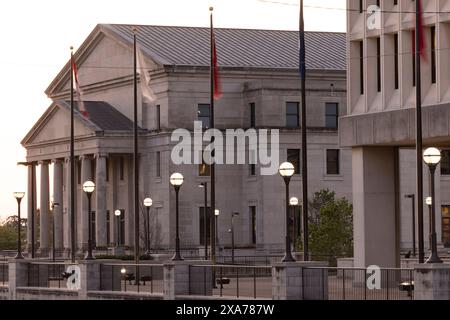 Jackson, Mississippi, Stati Uniti - 23 aprile 2024: Il crepuscolo risplende sugli edifici storici del centro amministrativo di Jackson. Foto Stock