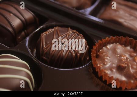 Un primo piano di caramelle al cioccolato in una scatola Foto Stock