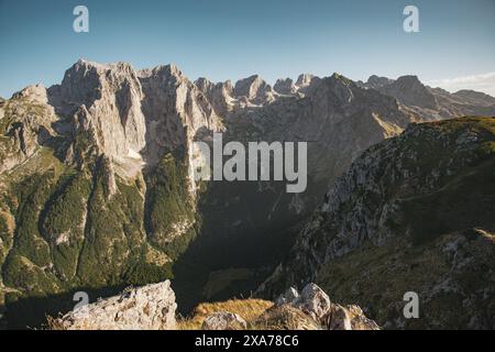 Vista aerea delle montagne con scogliere ricoperte di vegetazione, che mostrano paesaggi mozzafiato Foto Stock