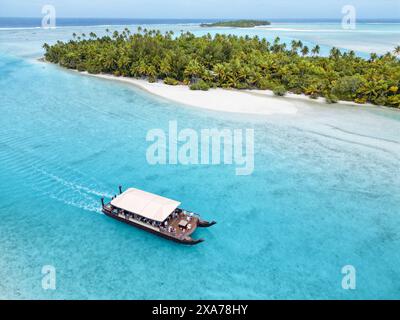 Uno scatto aereo di una barca da One Foot Island, Aitutaki. Foto Stock
