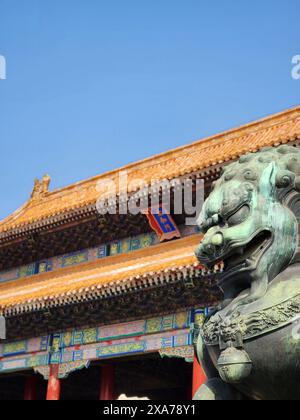 Una statua di leone si trova di fronte a un edificio Foto Stock