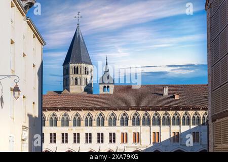 La torre dello storico monastero dell'abbazia di Cluny in Borgogna, Francia al tramonto Foto Stock