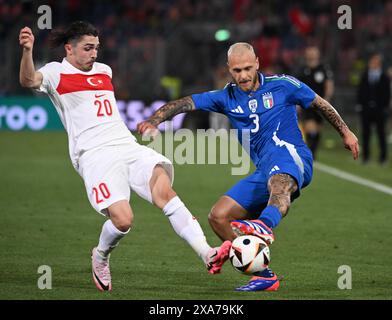 Bologna, Italia. 4 giugno 2024. L'italiano Federico Dimarco (R) si batte con Abdulkadir Omur di T¨¹rkiye durante un'amichevole di calcio tra l'Italia e T¨¹rkiye a Bologna, Italia, 4 giugno 2024. Crediti: Alberto Lingria/Xinhua/Alamy Live News Foto Stock