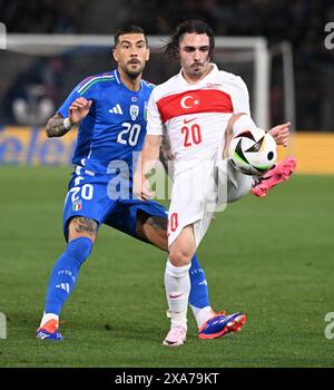 Bologna, Italia. 4 giugno 2024. L'italiano Mattia Zaccagni (L) si batte con Abdulkadir Omur di T¨¹rkiye durante un'amichevole di calcio tra l'Italia e T¨¹rkiye a Bologna, in Italia, 4 giugno 2024. Crediti: Alberto Lingria/Xinhua/Alamy Live News Foto Stock
