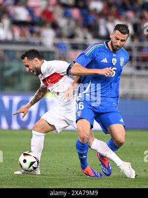 Bologna, Italia. 4 giugno 2024. L'italiano Bryan Cristante (R) sfida con l'Hakan Calhanoglu di T¨¹rkiye durante un'amichevole di calcio tra l'Italia e il T¨¹rkiye a Bologna, in Italia, 4 giugno 2024. Crediti: Alberto Lingria/Xinhua/Alamy Live News Foto Stock