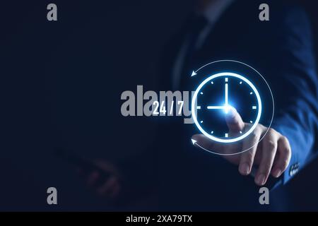 concetto di servizio non-stop. l'uomo d'affari mostra virtuale 24-7 con orologio per contattare il servizio clienti a tempo pieno e senza interruzioni in tutto il mondo. d Foto Stock