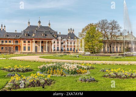 Fiori di fronte al Palazzo dell'acqua nel Parco del Palazzo Pillnitz in primavera, Dresda, Sassonia, Germania Foto Stock