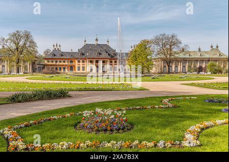 Fiori di fronte al Palazzo dell'acqua nel Parco del Palazzo Pillnitz in primavera, Dresda, Sassonia, Germania Foto Stock