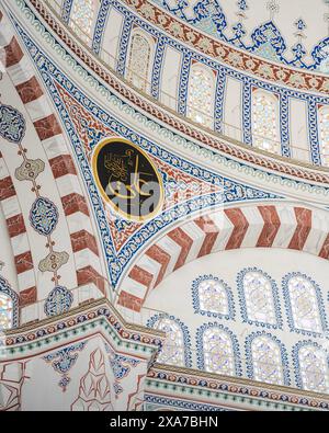 Il bellissimo interno della Moschea centrale Sabanci ad Adana, Turchia Foto Stock