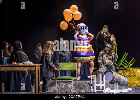 4 giugno 2024, Brandeburgo, Cottbus: Cantanti e membri del coro d'opera stanno sul palco del Cottbus State Theatre durante una prova fotografica per lo spettacolo 'Sweeney Todd - The Demon Barber of Fleet Street'. Hugh Wheller ha scritto il libro per il thriller musicale di Stephen Sondheim basato sull'opera omonima di Christopher Bond. La versione tedesca è di Wilfried Steiner e Roman Hinze. La produzione è diretta da Cordula Däuper, il palco è stato progettato da Pascal Seibicke e Sophie du Vinage è responsabile dei costumi. La prima è l'8 giugno 2024. Foto: Frank Hammerschmidt/dpa Foto Stock