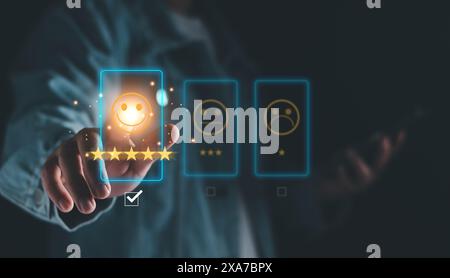 Concetto di valutazione della soddisfazione e dell'opinione dei clienti nel sondaggio. Soddisfazione dei clienti 5 stelle, feedback sull'esperienza felice, sondaggio sulla soddisfazione dei clienti, Foto Stock