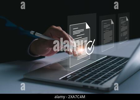 Concetto di firma elettronica dei documenti. Il responsabile della gestione dei documenti firma un documento elettronico su laptop, documenti online, postazioni di lavoro senza carta, elettronica digitale Foto Stock