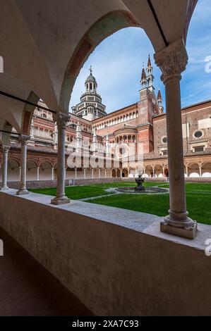 Piccolo chiostro con giardino al centro, Certosa di Pavia (Gratiarum Chartusiae), provincia di Pavia, Lombardia, Italia, Europa Foto Stock