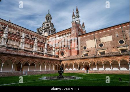 Piccolo chiostro con giardino al centro, Certosa di Pavia (Gratiarum Chartusiae), provincia di Pavia, Lombardia, Italia, Europa Foto Stock