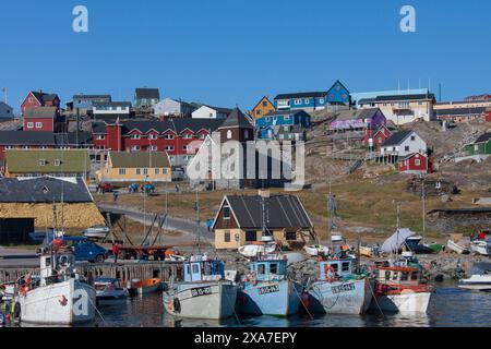 Pescherecci nel porto di Uummannaq, Groenlandia settentrionale, Groenlandia Foto Stock