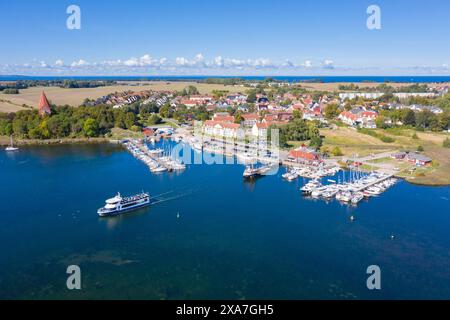 Vista sul porto di Kirchdorf, Meclemburgo-Vorpommern, Germania Foto Stock