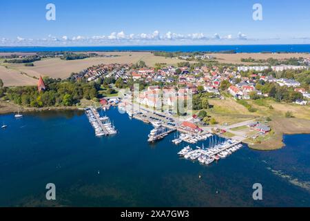 Vista sul porto di Kirchdorf, Meclemburgo-Vorpommern, Germania Foto Stock