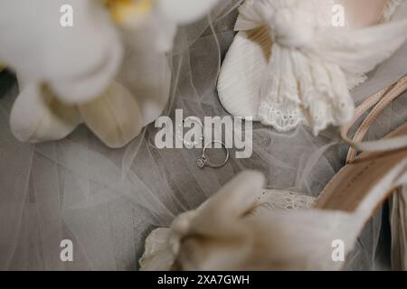 Scarpe da sposa, bouquet e anelli d'oro il giorno del matrimonio Foto Stock