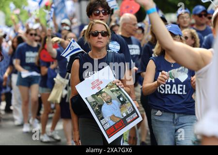 New York, Stati Uniti. 2 giugno 2024. 2 giugno 2024 - New York, New York, USA. I poster degli ostaggi della guerra Israele-Hamas sono appesi a pali leggeri, cassette postali e sono tenuti in mano durante la parata della giornata d'Israele. I simpatizzanti di Hamas li strappano e i sostenitori di Israele ripubblicano i manifesti. (Foto di Robyn Stevens Brody/Sipa USA) credito: SIPA USA/Alamy Live News Foto Stock