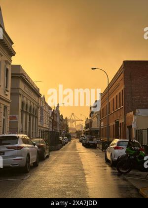 Un veicolo parcheggiato su una strada della città con auto allineate Foto Stock