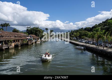 Rio De Janeiro, Brasile. 31 maggio 2024. I turisti fanno un giro turistico in barca nel centro storico di Paraty nello stato di Rio de Janeiro, Brasile, 31 maggio 2024. Paraty and Ilha grande è una proprietà seriale che comprende sei parti che includono il Centro storico di Paraty, il Morro da Vila Velha, il Parco Nazionale di Serra da Bocaina, il Parco Statale di Ilha grande, la riserva biologica di Praia do sul e l'area protetta ambientale di Cairu'u. Nel 2019, Paraty e Ilha grande sono state iscritte nella lista dei patrimoni dell'umanità dell'UNESCO come sito misto culturale e naturale. Crediti: Wang Tiancong/Xinhua/Alamy Live News Foto Stock