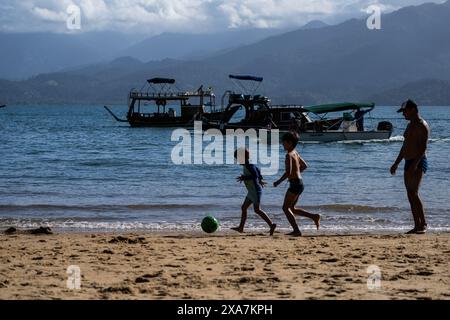 (240605) -- RIO DE JANEIRO, 5 giugno 2024 (Xinhua) -- le persone si godono del tempo libero su una spiaggia nell'area protetta ambientale di Cairu'u nello stato di Rio de Janeiro, Brasile, 31 maggio 2024. Paraty and Ilha grande è una proprietà seriale che comprende sei parti che includono il Centro storico di Paraty, il Morro da Vila Velha, il Parco Nazionale di Serra da Bocaina, il Parco Statale di Ilha grande, la riserva biologica di Praia do sul e l'area protetta ambientale di Cairu'u. Nel 2019, Paraty e Ilha grande sono state iscritte nella lista dei patrimoni dell'umanità dell'UNESCO come sito misto culturale e naturale. (Xinhua/Wang Tiancong) Foto Stock